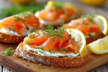 Reflejos de soledad en una mesa: canap&eacute;s de salm&oacute;n con lim&oacute;n y eneldo