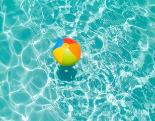 Top-down ujęcie z drona na samotną, kolorową piłkę dryfującą na rozległej wodzie. Woda turkusowa, piłka tworzy kontrast kolorystyczny. Idealny kadr do minimalistycznych grafik.