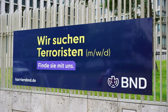 Plakat mit Jobangebot an der Zentrale des Bundesnachrichtendienstes (BND) in Berlin am 16.07.2025