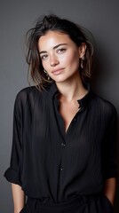 Obraz premium Portrait mode elegant d'une jeune femme en chemise noire sur fond