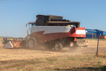 Obraz premium Wheat harvesting in the summer. harvester working in the field