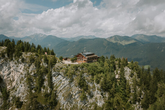 Das Kufsteiner Haus auf dem Pendlinger Berg im Sommer. Kufstein aus der Luft 7