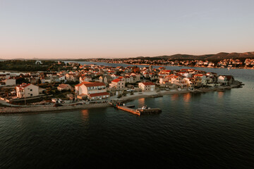 Kleines Dorf am Meer am Abend irgendwo in Kroatien aus der Luft 1