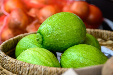바구니에 담긴 싱싱하고 동그란 호박들
