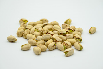 맛있게 잘 볶은 여러개의 피스타치오 흰색 배경 컷
