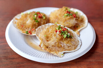Garlic-flavored vermicelli scallops in a white paper plate