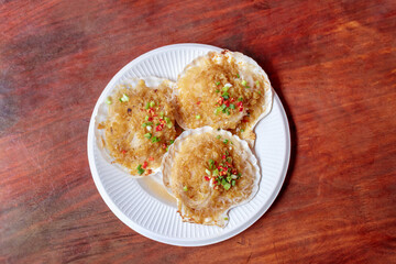 Garlic-flavored vermicelli scallops in a white paper plate