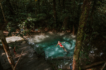 Blaue Quelle im Amazonas-Regenwald – kristallklares Wasser inmitten tropischer Natur, unberührte...