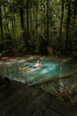 Fototapeta premium Blaue Quelle im Amazonas-Regenwald – kristallklares Wasser inmitten tropischer Natur, unberührte Landschaft, Naturquelle im Dschungel. Presidente Figureido 12