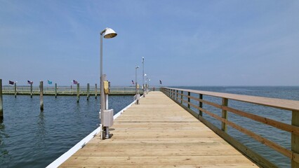 Obraz premium Wooden pier extending into the ocean