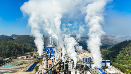 Grande complexo industrial de papel e celulose ao lado de vegetação nativa, ilustrando o contraste entre desenvolvimento econômico e preservação ambiental