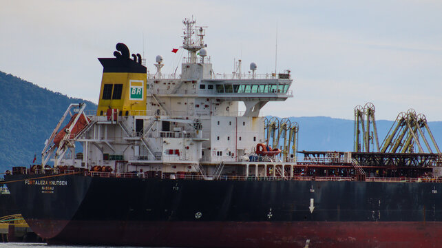 Navio petroleiro da Petrobras navegando pr&oacute;ximo &agrave; costa de Ilhabela, SP, com destaque para o casco e o mar calmo. Ilhabela SP em 01 julho 25