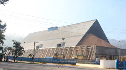 Fototapeta premium Linha de produção em plena atividade na indústria de papel e celulose, com equipamentos e maquinário pesado, destacando produtividade, tecnologia e operação industrial eficiente