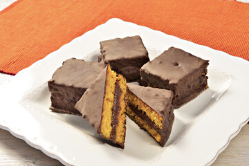Delicioso bole de cenoura com chocolate