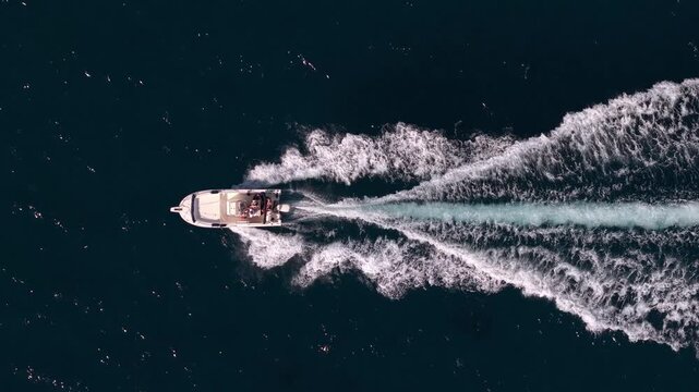 Bateau vu du ciel traversant la mer en cr&eacute;ant des vagues, film&eacute; en drone en vue verticale