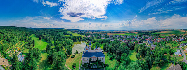 Wioska Radun w Czechach z pięknym zamkiem i parkiem pałacowym. Panorama z lotu ptaka w lecie. © Franciszek