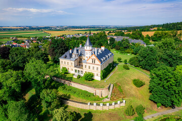 Wioska Radun w Czechach z pięknym zamkiem i parkiem pałacowym. Panorama z lotu ptaka w lecie. © Franciszek