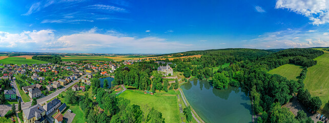 Wioska Radun w Czechach z pięknym zamkiem i parkiem pałacowym. Panorama z lotu ptaka w lecie. © Franciszek