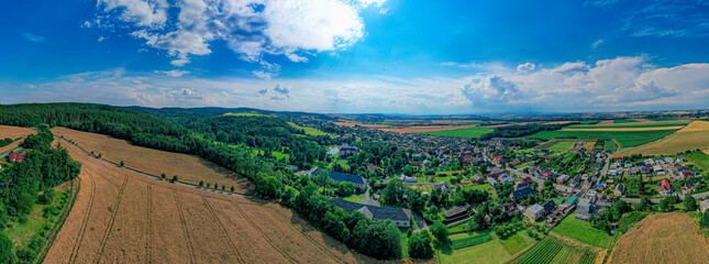 Wioska Radun w Czechach z pięknym zamkiem i parkiem pałacowym. Panorama z lotu ptaka w lecie. © Franciszek