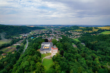 Obraz premium Kompleks pałacowo-parkowy w Hradcu nad Moravicí znajduje się na północno-wschodnim cyplu Niskiego Jesionika u ujścia potoku Hradecna do rzeki Moravicy. Panorama z lotu ptaka w lecie.