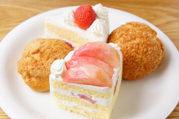 苺ショートケーキと桃ケーキ