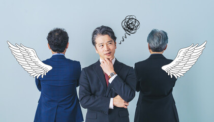 右翼と左翼の間で悩む男性
