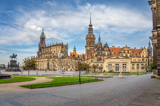 Theaterplatz Dresden Semperoper Residenzschloss Dresden Sachen Deutschland Schloss Dresden Springbrunnen Kathedrale Sanctissimae Trinitatis Katholische Hofkirche