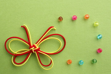 蝶の飾りを使った席札素材　背景色黄緑色