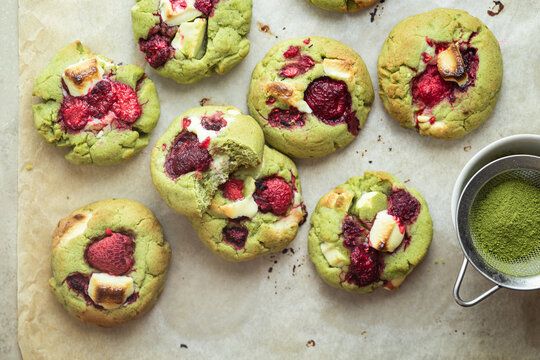 cookies fait maison au matcha th&eacute; vert chocolat blanc et framboises
