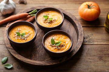 soupe velouté crémeuse fait maison à la carotte tomate jaune et basilic