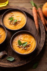 soupe velouté crémeuse fait maison à la carotte tomate jaune et basilic