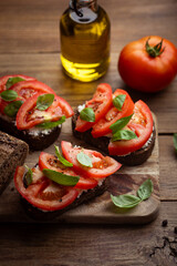 encas tartines de pain au fromage ricotta, tomates et basilic frais