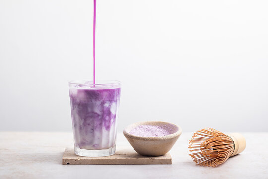 ube latte boisson fraiche violette glac&eacute;e et lait	