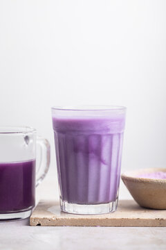 ube latte boisson fraiche violette glac&eacute;e et lait	