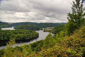 Fototapeta premium Blick auf den Rursee und den Ort Rurberg mit dem Rursee-Zentrum im Nationalpark Eifel, Deutschland
