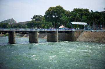 Obraz premium Serene riverside bridge with flowing water at midday