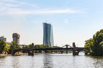 Obraz premium Skyscraper with bridge and Main River in the background in Frankfurt Germany.