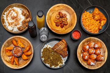 Vue de dessus de plats typiques de la cuisine congolaise