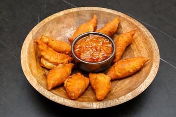 Pastels au poulet avec une sauce ( cuisine africaine -congolaise)