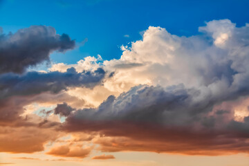 Espectacular puesta de sol con nubes de diferentes formas y colores.