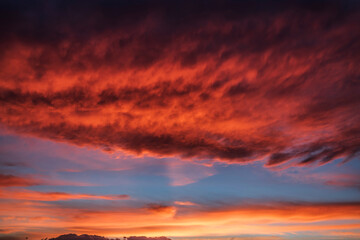 Atardecer dramático con nubes de fuego