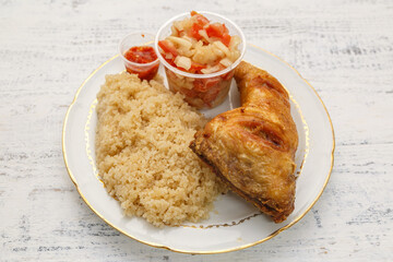 Attiéké – plat ivoirien typique avec cuisse de poulet, mets traditionnel de la gastronomie de Côte d’Ivoire
