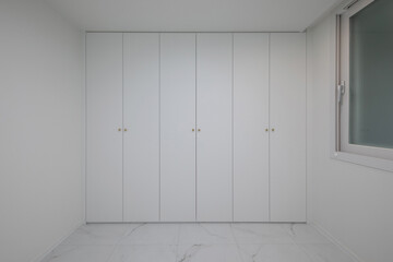 The built-in chest of drawers was given a gold-colored handle as a focal point