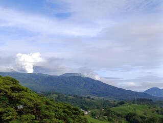 Obraz premium View of Poas volcano during eruption
