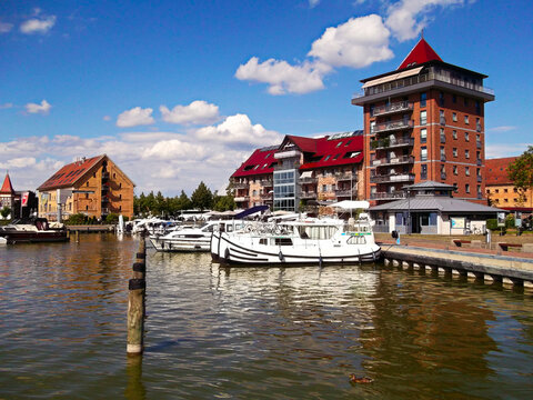 Geb&auml;ude in einer alten Speicherstadt am See