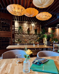 Stilvoller Restaurant-Innenraum mit Holzdecke und gemütlicher Atmosphäre