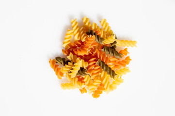 Comida italiana. Espirales de pasta de colores.
