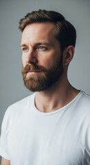 Obraz premium Thoughtful Man with Beard Gazes into Distance