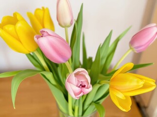 Naklejka premium Vibrant Pink and Yellow Tulips in Vase