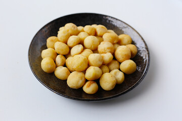 Deliciously salted roasted macadamia nuts